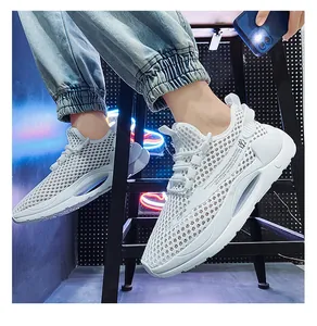 Λεπτομέρεια λευκού ανδρικού sneaker με διαπνέον πλέγμα και παχιά σόλα με αντικραδασμική