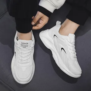 Weiße klobige Mesh-Sneaker für Herren mit atmungsaktiven Einsätzen und dicker Polstersohle