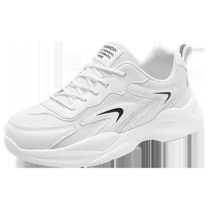 Weiße atmungsaktive Mesh-Plateau-Sneaker mit modischem Profi-Skateboardschuh-Etikett