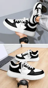 Gros plan de baskets rétro noir et blanc avec semelles compensées et lacets blancs
