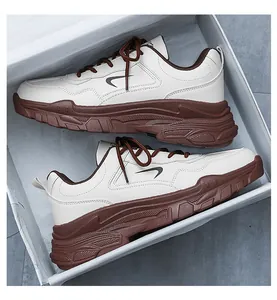Vue de déballage des baskets beiges à semelles marron épaisses dans leur boîte à chaussures