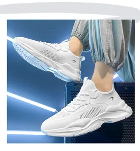 Seitenansicht der weißen, atmungsaktiven Mesh-Sneaker mit dicker Sohle an einem Model in blauer Hose