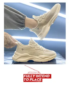 Nahaufnahme der beigen Plateau-Sneaker mit atmungsaktivem Mesh und strukturierter Sohle