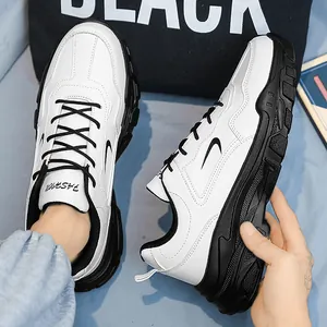 Baskets chunky mode noir et blanc en cuir respirant avec une semelle épaisse et confortable