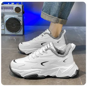Detailansicht weißer Wintersneaker mit warmem grauem Kunstfellfutter und dicken Sohlen