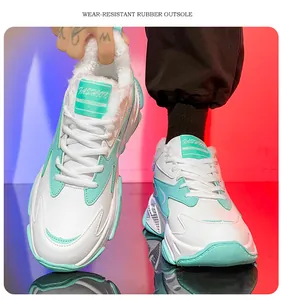 Detail von High-Top-Wintersneakern mit dickem Kunstfellfutter und mintgrünen Paneelen