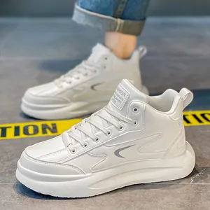 Sneaker alte da uomo traspiranti bianche con suola spessa e dettagli a strisce grigie