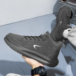 Scarpe da skateboard uomo alte grigio scuro con suola spessa e design in mesh traspirante