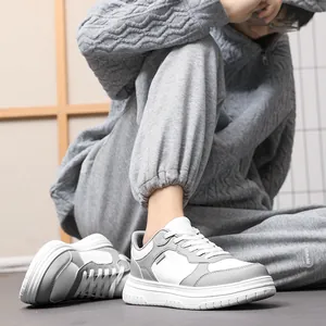 Baskets compensées rétro pour hommes en gris et blanc avec semelles épaisses en gomme