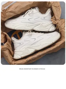Detailansicht der Wintersneaker mit warmem Kunstfellfutter und dicker Gummisohle