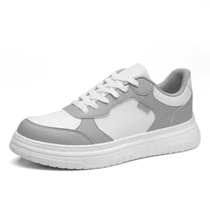 Baskets basses minimalistes pour hommes en gris et blanc avec semelles épaisses