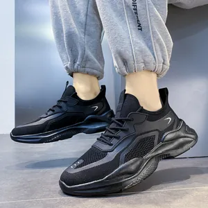 Atmungsaktive Herren-Sneaker in Schwarz mit dicker Mesh-Sohle und silbernen Streifen