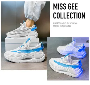 Λεπτομέρεια λευκών μπλε sneakers με δίχτυ που αναπνέει και παχιά σόλα με αντικραδασμούς