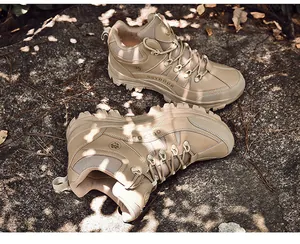 Khaki outdoor wandelschoenen met stevige rubberen zool op rotsachtige ondergrond