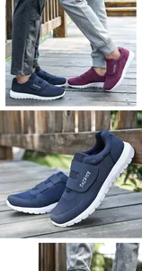 Detail des atmungsaktiven Mesh-Obermaterials und Klettverschlusses an Senioren-Laufschuhen