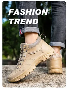 Nahaufnahme khakifarbener Wanderschuhe mit rutschfester Gummisohle im Freien für Herren