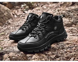 Detail van de antislip rubberen zool en duurzaam leer op deze heren outdoor winterlaarzen