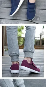 Detailansicht der atmungsaktiven Mesh-Walkingschuhe mit Klettverschluss in Blau und Rot
