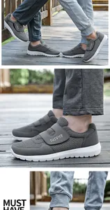 Details von dunkelgrauen Mesh-Walkingschuhen mit Klettverschluss und dicker weißer Sohle