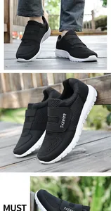 Detail von schwarzen atmungsaktiven Mesh-Walkingschuhen mit Klettverschlussriemen