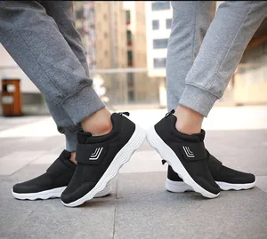 Détail de baskets légères en mesh respirant avec fermeture à sangle velcro réglable