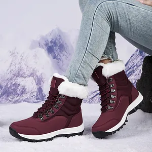 Botas de nieve color burdeos para mujer con cuello de piel sintética blanca y suela antideslizante