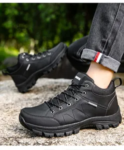 Detail von hohen schwarzen Outdoor-Wanderschuhen mit robuster rutschfester Gummisohle