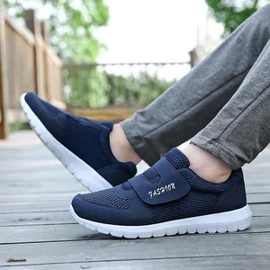 Dunkelblaue atmungsaktive Mesh-Walkingschuhe für Senioren mit Klettverschluss für Komfort