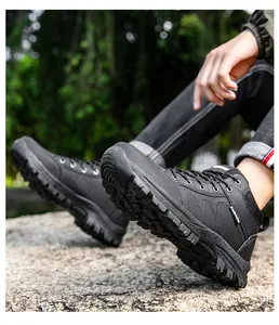 Makroaufnahme der strapazierfähigen, rutschfesten Gummisohle für Wanderstiefel