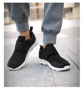 Vue extérieure de baskets de marche en maille respirante avec scratch pour hommes