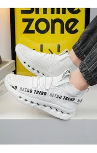 Dettaglio della sneaker flyknit bianca con cinturino retro e suola spessa traforata