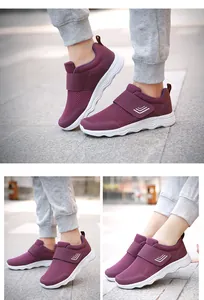 Gros plan chaussures marche violettes avec scratch et semelle blanche à vagues