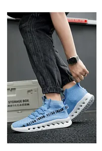 Dettaglio di sneaker high-top in maglia blu con mesh traspirante e cinturino Retro Trend