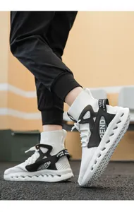 Detail eines High-Top-Socken-Sneakers mit ausgehöhlter Dämpfung und TREND-Seitenpanel