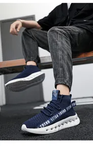 Primo piano di sneaker in mesh blu navy con suola ammortizzata spessa sul piede