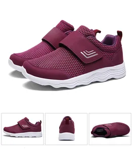 Détail du tissu en maille respirante et de la bride velcro sur les chaussures violettes