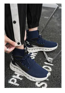 Detailansicht der marineblauen Socken-Sneaker mit dicker Sohle und TPU-Rahmen