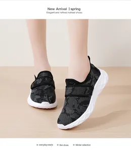 Detail von schwarzen atmungsaktiven Mesh-Walkingschuhen mit Klettverschluss und dicker Sohle