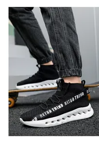 Dettaglio delle sneakers in rete traspirante con suole a fiamma e scritte decorative
