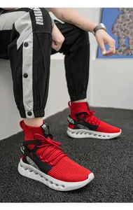 Detailansicht roter Strick-Sneaker mit dicker weißer Sohle und TPU-Seitenstützen am Schuh