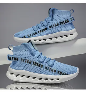 Dettaglio delle sneakers in maglia azzurra con scritte retro trend e suola spessa traforata