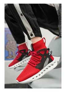 Rote High-Top-Stricksneaker am Fuß mit gedämpfter Sohle und praktischer Fersenschlaufe