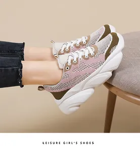 Vista lateral de zapatillas de malla con plataforma y paneles de colores en modelo