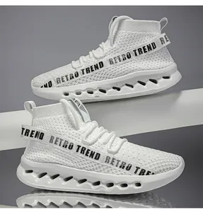 Dettaglio di sneaker high-top in maglia bianca con cinturino Retro Trend e suola scavata