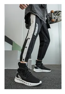 Detailansicht der High-Top-Sneaker mit atmungsaktivem Mesh und weißer hohler Dämpfungssohle