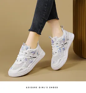 Vue détaillée de baskets en mesh blanc avec accents violets et semelles épaisses en gomme