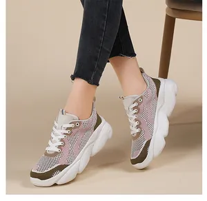 Detalle de zapatillas de malla rosa y verde oliva para mujer con suelas de plataforma gruesas
