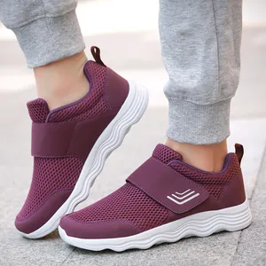 Chaussures de marche légères en maille respirante violette pour seniors avec velcro et semelles