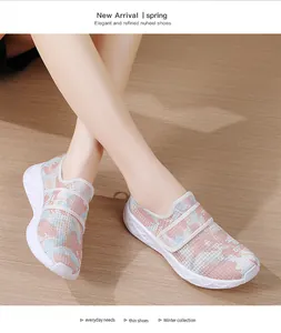 Detailansicht der atmungsaktiven Mesh-Walkingschuhe mit Blumenmuster und Klettverschluss