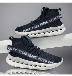 Dettaglio della tomaia fly-knit blu scuro e della suola bianca traforata per scarpe sportive